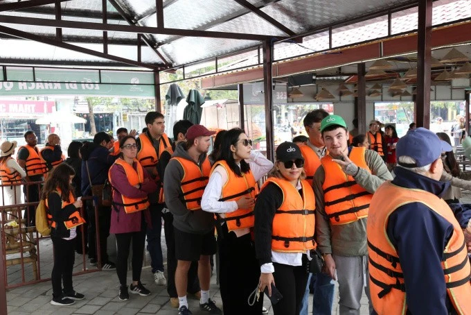 Khách xếp hàng chờ đến lượt đi thuyền ở Tam Cốc dịp Tết Nguyên đán. Ảnh: Minh Đường