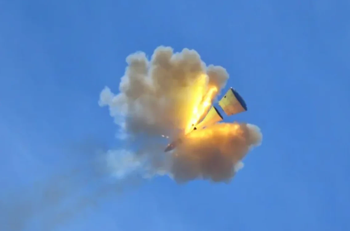 Khoang trở về của tàu Mộng Châu tách khỏi tháp thoát hiểm trong cuộc thử nghiệm ngày 17/6/2025. Ảnh: Tân Hoa Xã