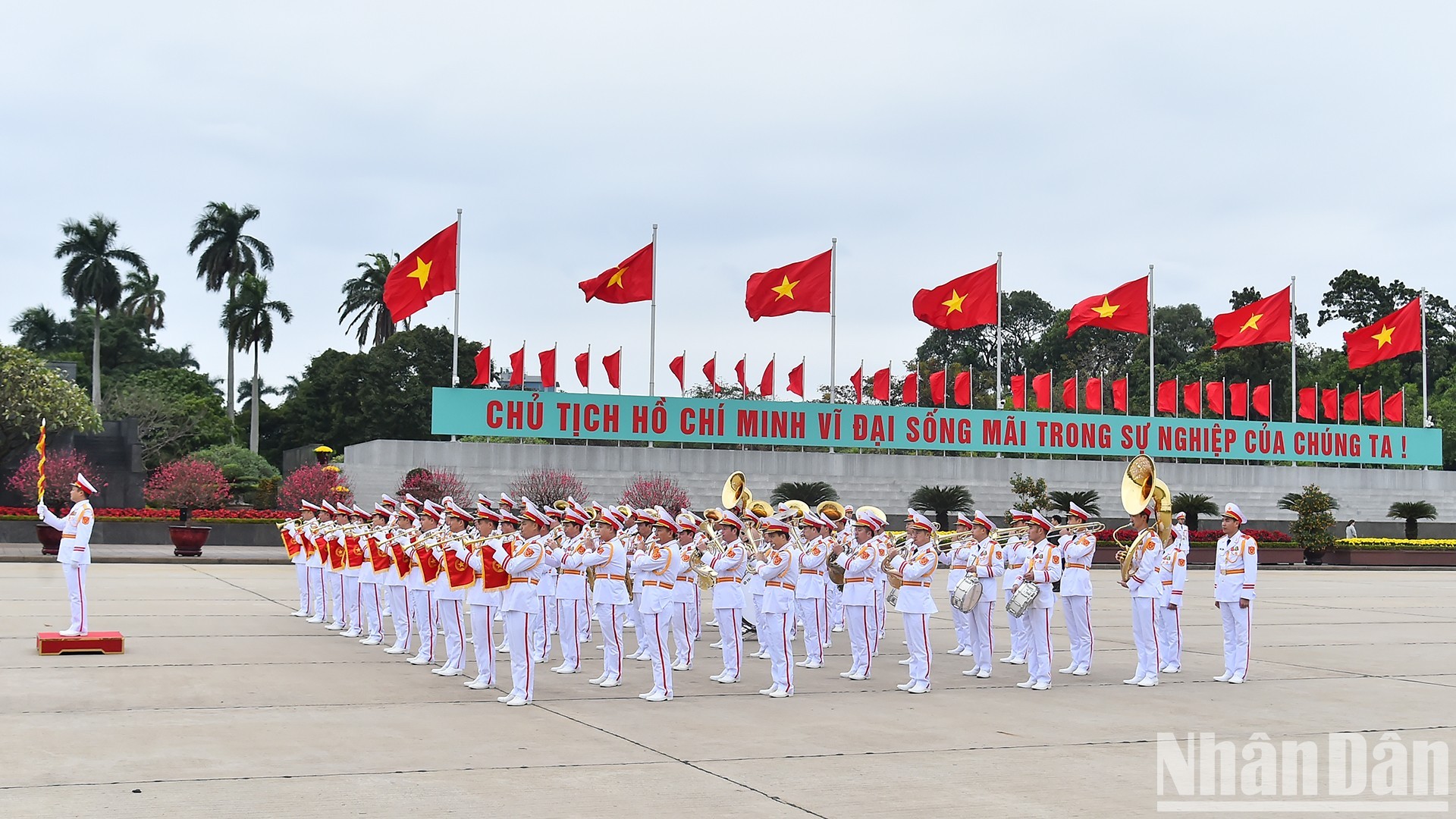 Đoàn Quân nhạc thực hiện nghi thức tại buổi lễ trên Quảng trường Ba Đình. Đoàn Quân nhạc thực hiện nghi thức tại buổi lễ trên Quảng trường Ba Đình.