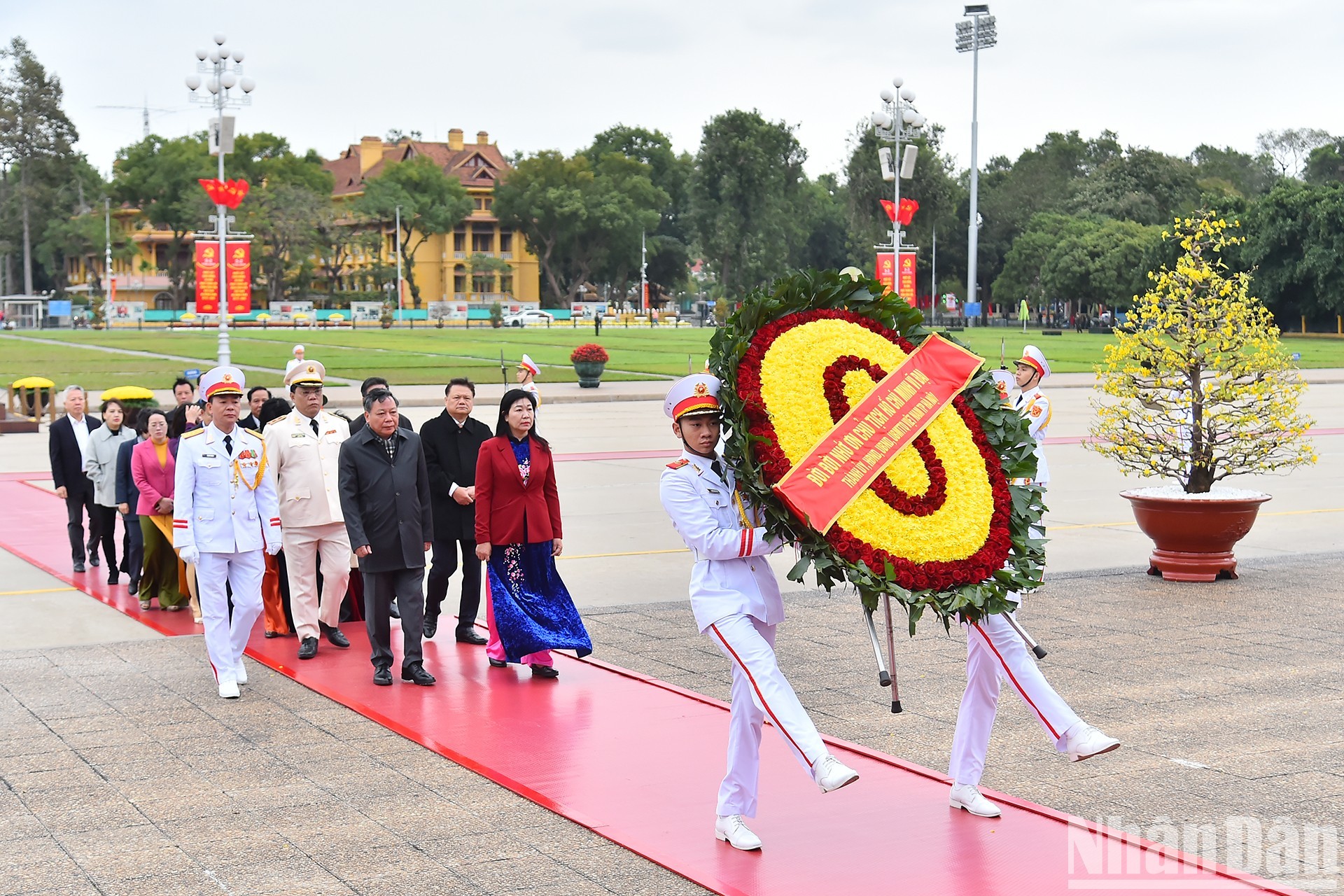 Đoàn đại biểu Thành ủy, Hội đồng nhân dân, Ủy ban nhân dân, Ủy ban Mặt trận Tổ quốc Việt Nam thành phố Hà Nội vào Lăng viếng Chủ tịch Hồ Chí Minh. Đoàn đại biểu Thành ủy, Hội đồng nhân dân, Ủy ban nhân dân, Ủy ban Mặt trận Tổ quốc Việt Nam thành phố Hà Nội vào Lăng viếng Chủ tịch Hồ Chí Minh.