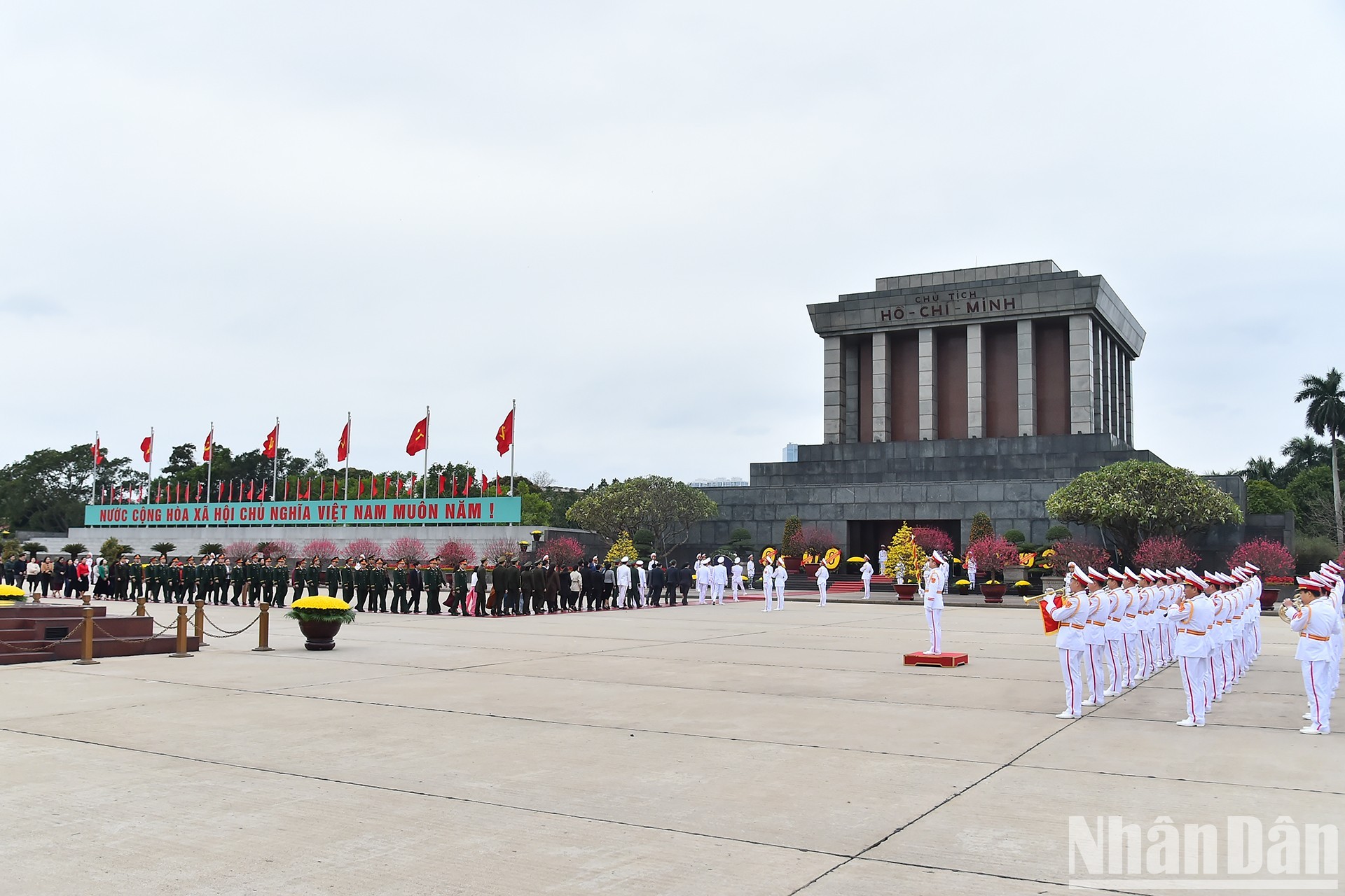 Quang cảnh lễ viếng Chủ tịch Hồ Chí Minh tại Quảng trường Ba Đình. Quang cảnh lễ viếng Chủ tịch Hồ Chí Minh tại Quảng trường Ba Đình.