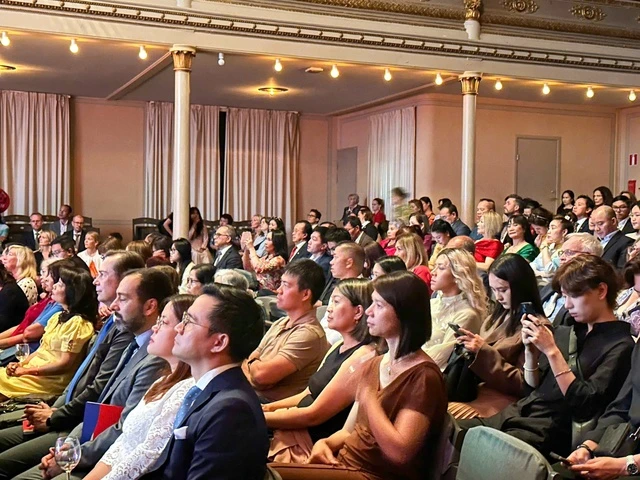 Rất đông khán giả dự lễ khai mạc.