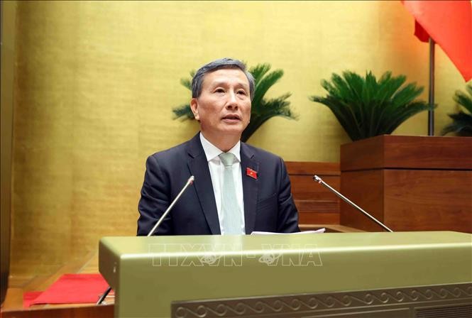 Chủ nhiệm Ủy ban Khoa học, Công nghệ và Môi trường của Quốc hội Lê Quang Huy trình bày Báo cáo thẩm tra dự án Luật sửa đổi, bổ sung một số điều của Luật Chất lượng sản phẩm, hàng hóa. Ảnh: Phạm Kiên/TTXVN Chủ nhiệm Ủy ban Khoa học, Công nghệ và Môi trường của Quốc hội Lê Quang Huy trình bày Báo cáo thẩm tra dự án Luật sửa đổi, bổ sung một số điều của Luật Chất lượng sản phẩm, hàng hóa. Ảnh: Phạm Kiên/TTXVN