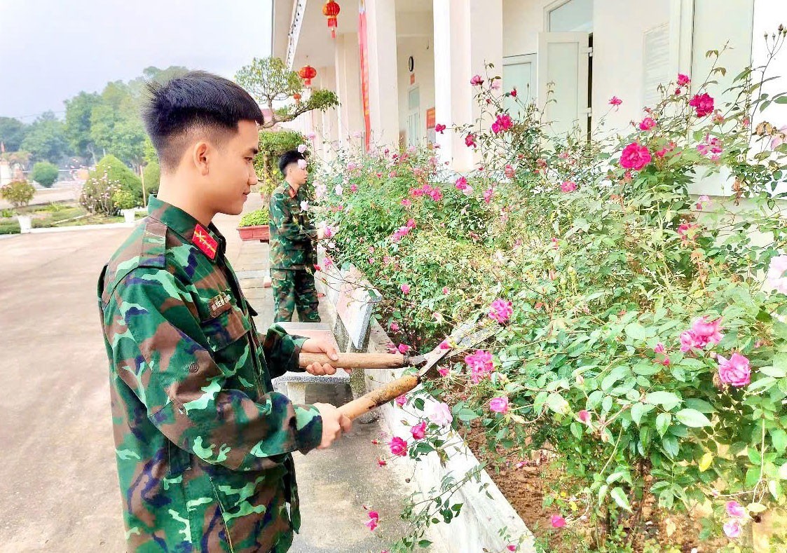 Trước Tết cổ truyền khoảng 1 tuần, cán bộ, chiến sĩ tập trung chăm sóc, cắt tỉa hoa, cây cảnh trong khuôn viên đơn vị tạo cảnh quan xanh, đẹp. 113.jpg