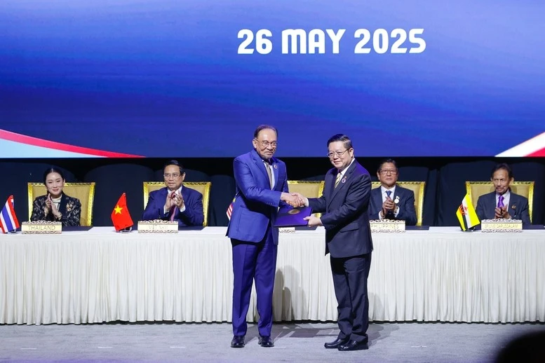 Thủ tướng Malaysia Anwar Ibrahim trao Tuyên bố 'ASEAN 2045: Tương lai chung của chúng ta' cho Tổng Thư ký ASEAN Kao Kim Hourn - Ảnh: VGP/Nhật Bắc