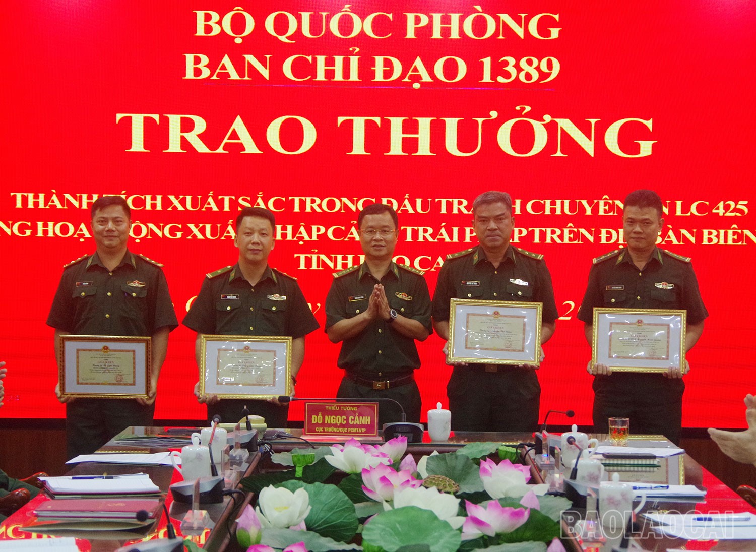 Đại tá Trần Quang Tùng, Chính ủy Bộ đội Biên phòng tỉnh tặng Giấy khen cho các cá nhân có thành tích trong chuyên án đấu tranh tội phạm mua bán người qua biên giới. dt2.jpg