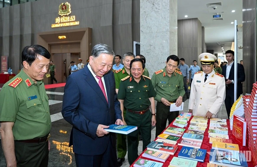 Tổng Bí thư Tô Lâm và các đại biểu tham quan gian trưng bày sách tại hội nghị.