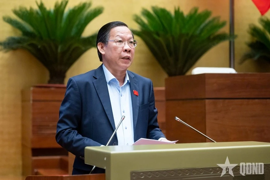 Chủ nhiệm Ủy ban Kinh tế và Tài chính Phan Văn Mãi trình bày báo cáo thẩm tra. Ảnh: TRỌNG HẢI