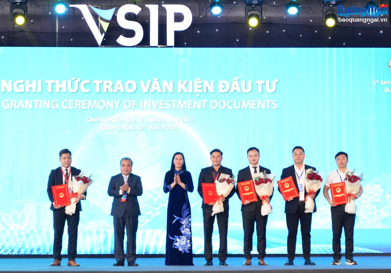 Ủy viên Trung ương Đảng, Bí thư Tỉnh ủy, Chủ tịch HĐND tỉnh Bùi Thị Quỳnh Vân và Phó Chủ tịch Thường trực UBND tỉnh Trần Hoàng Tuấn trao giấy chứng nhận, biên bản ghi nhớ đầu tư cho các nhà đầu tư của VSIP Quảng Ngãi. Ủy viên Trung ương Đảng, Bí thư Tỉnh ủy, Chủ tịch HĐND tỉnh Bùi Thị Quỳnh Vân và Phó Chủ tịch Thường trực UBND tỉnh Trần Hoàng Tuấn trao giấy chứng nhận, biên bản ghi nhớ đầu tư cho các nhà đầu tư của VSIP Quảng Ngãi.