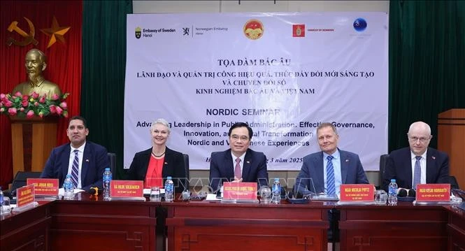 Các đại biểu chủ trì buổi tọa đàm. Ảnh: Văn Điệp/TTXVN