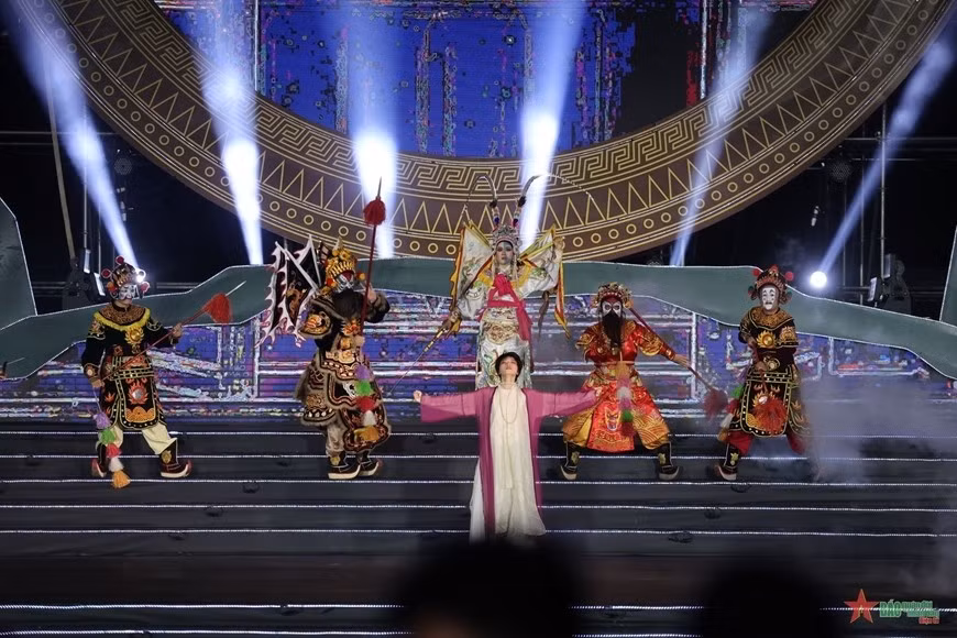 Tiết mục biểu diễn của các nghệ sĩ trẻ tạo hiệu ứng trong sự kết hợp giữa truyền thống và hiện đại trong chương trình.