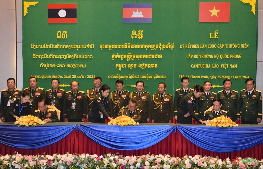 Bộ trưởng Bộ Quốc phòng 3 nước ký kết biên bản cuộc gặp.