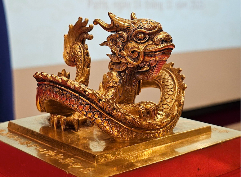 Ấn vàng "Hoàng đế chi bảo" là bảo vật quốc gia. Ấn vàng "Hoàng đế chi bảo" là bảo vật quốc gia.
