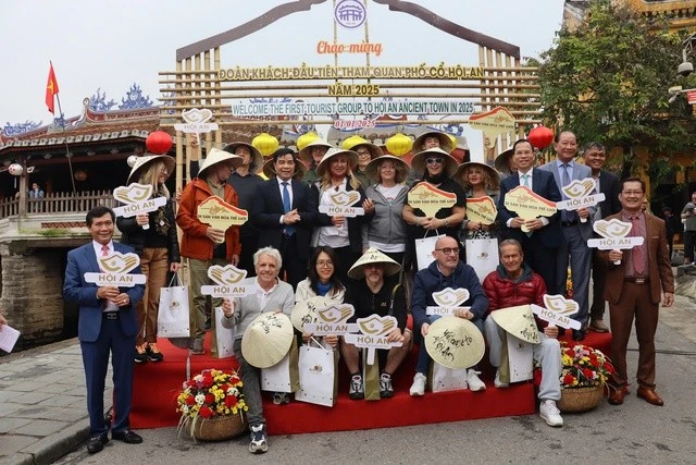 TP Hội An chào đón đoàn khách đầu tiên tham quan phố cổ Hội An năm 2025.