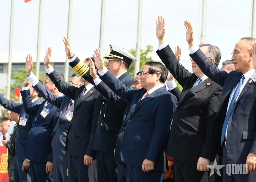 Thủ tướng Phạm Minh Chính và các đồng chí lãnh đạo Đảng, Nhà nước; lãnh đạo các bộ, ngành tiễn Tổng Bí thư, Chủ tịch Trung Quốc Tập Cận Bình và đoàn đại biểu cấp cao Trung Quốc.