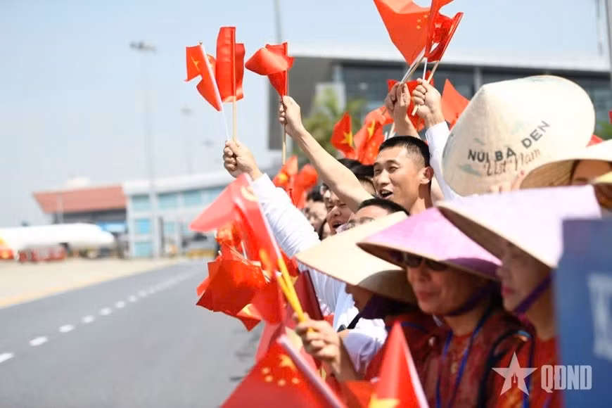 Các tầng lớp nhân dân tại lễ tiễn Tổng Bí thư, Chủ tịch Trung Quốc Tập Cận Bình và đoàn đại biểu cấp cao Trung Quốc.