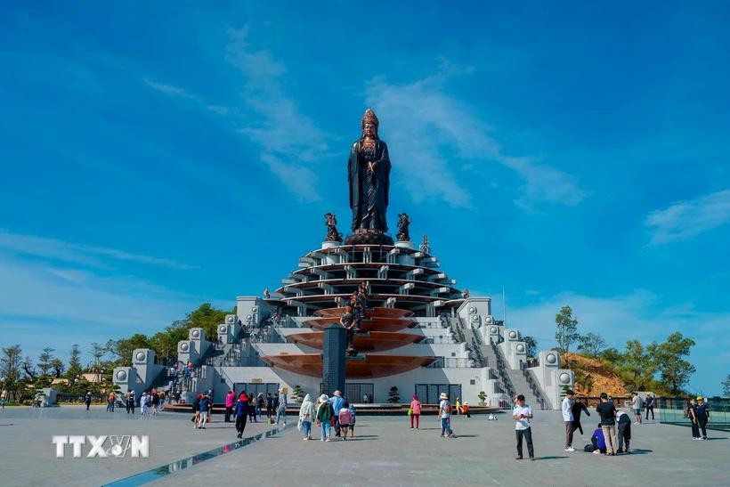 Du khách chiêm bái tượng phật Bà Tây Bổ Đà Sơn cao nhất châu Á trên đỉnh núi Bà Đen. (Ảnh: Thanh Tân/TTXVN) Du khách chiêm bái tượng phật Bà Tây Bổ Đà Sơn cao nhất châu Á trên đỉnh núi Bà Đen. (Ảnh: Thanh Tân/TTXVN)