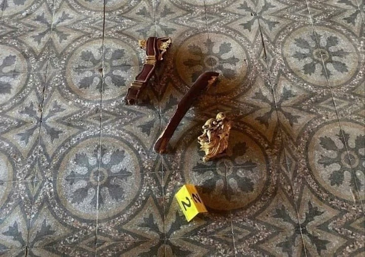 Phần tựa tay bên trái bị bẻ khỏi ngai và đập gãy thành 3 đoạn. (Ảnh: MXH)