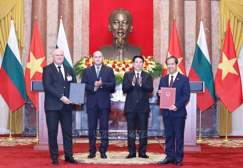 Chủ tịch nước Lương Cường và Tổng thống Bulgaria Rumen Radev chứng kiến lễ trao Thỏa thuận hợp tác về giáo dục giữa Chính phủ hai nước giai đoạn 2025-2028 - Ảnh: TTXVN