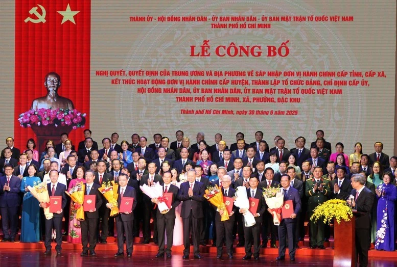 Tổng Bí thư Tô Lâm tặng hoa chúc mừng các đồng chí lãnh đạo TPHCM - Ảnh: VGP