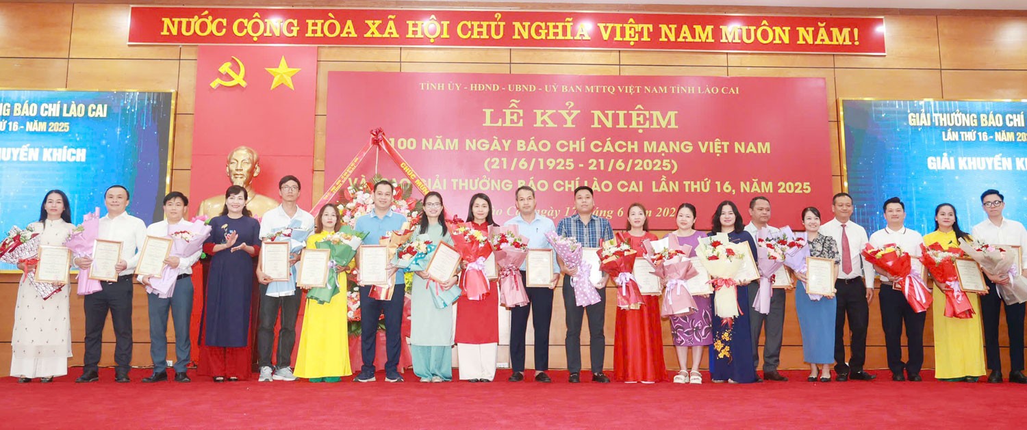 Trao giải Khuyến khích cho các tác giả, nhóm tác giả. g10.jpg