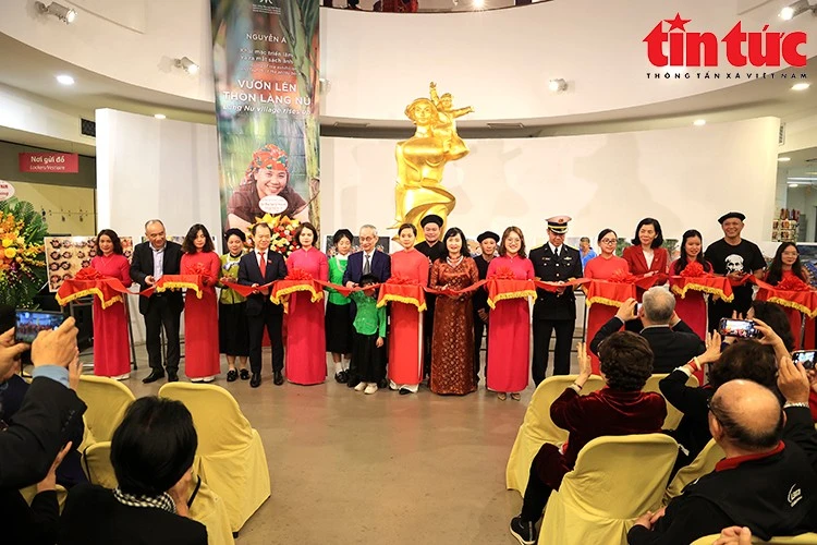 Cắt băng khai mạc triển lãm và ra mắt sách ảnh “Vươn lên thôn Làng Nủ”