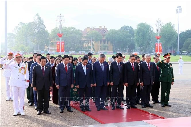 Các đồng chí lãnh đạo Đảng, Nhà nước và đại biểu Quốc hội dự Kỳ họp thứ 9 vào Lăng viếng Chủ tịch Hồ Chí Minh.