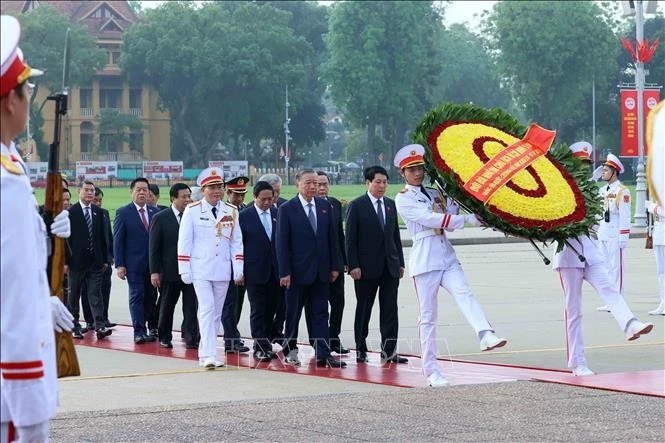 Lãnh đạo Đảng, Nhà nước cùng Đại biểu Quốc hội dự Kỳ họp thứ 9 đặt vòng hoa và vào Lăng viếng Chủ tịch Hồ Chí Minh.