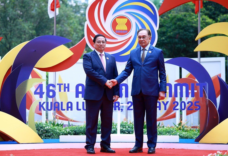 Thủ tướng Chính phủ Malaysia Anwar Ibrahim chào đón Thủ tướng Phạm Minh Chính tham dự Hội nghị Cấp cao ASEAN lần thứ 46 và các hội nghị cấp cao liên quan - Ảnh VGP/Nhật Bắc Thủ tướng Chính phủ Malaysia Anwar Ibrahim chào đón Thủ tướng Phạm Minh Chính tham dự Hội nghị Cấp cao ASEAN lần thứ 46 và các hội nghị cấp cao liên quan - Ảnh VGP/Nhật Bắc