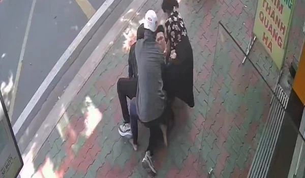 Hình ảnh camera cho thấy một trong hai đối tượng đi vào cầm búa đập tủ kính để lấy vàng nhưng đã bị mẹ con chủ tiệm vàng phát hiện, truy cản.