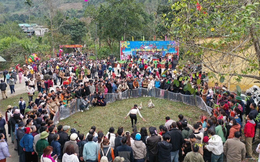 Người dân tham gia, cổ vũ trò chơi dân gian tại Lễ hội đền Suối Tiên năm 2025, xã Tô Mậu, huyện Lục Yên. img-0285.jpg