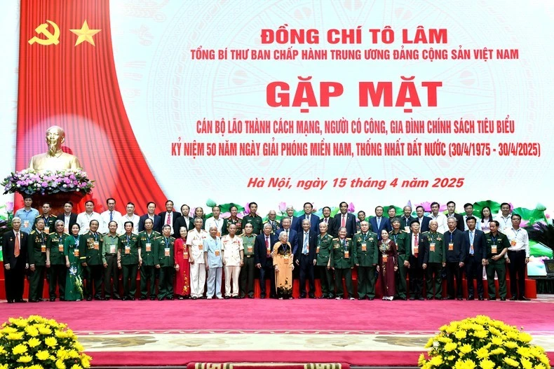 Tổng Bí thư Tô Lâm với các đại biểu tham dự chương trình gặp mặt. (Ảnh: ĐĂNG KHOA)