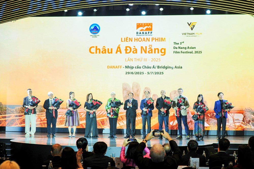 Bộ trưởng Bộ VHTTDL Nguyễn Văn Hùng tặng hoa cho các thành viên ban giám khảo các hạng mục phim Bộ trưởng Bộ VHTTDL Nguyễn Văn Hùng tặng hoa cho các thành viên ban giám khảo các hạng mục phim