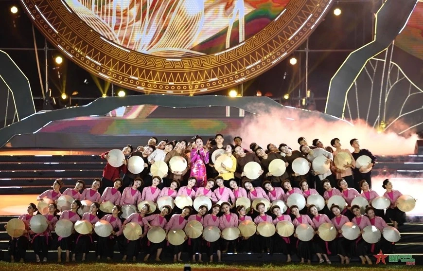 Màn biểu diễn "Mẹ yêu con" do NSND Phương Thảo và tốp múa thể hiện, tạo nhiều cảm xúc cho khán giả.