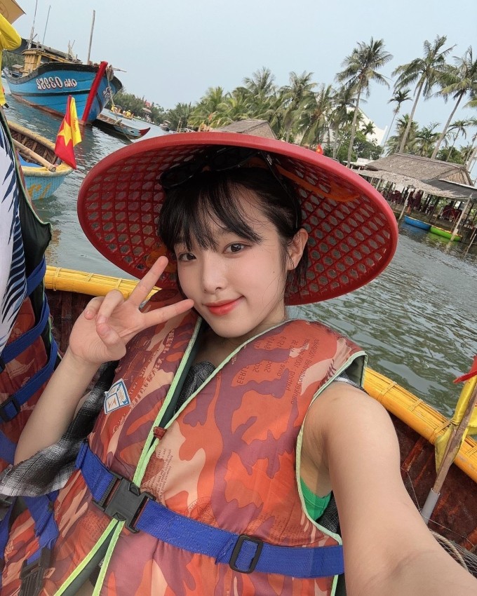 Korean star Yena wears conical hat and dances to Vietnamese music during her trip to Hoi An in 2023. Photo: Yena Sao Hàn Yena đội nón lá, nhảy nhạc Việt trong chuyến du lịch Hội An năm 2023. Ảnh: Yena