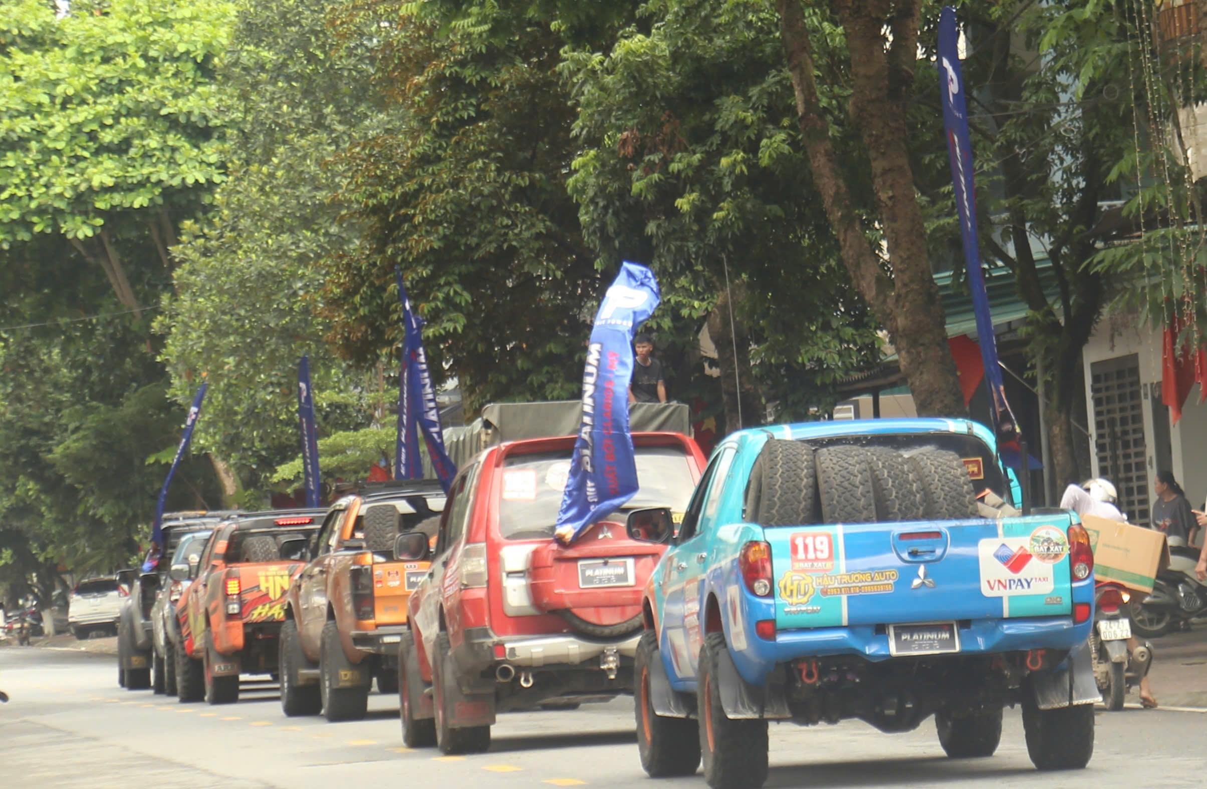 Đoàn xe diễu hành. c33890f6d45c7002294d.jpg