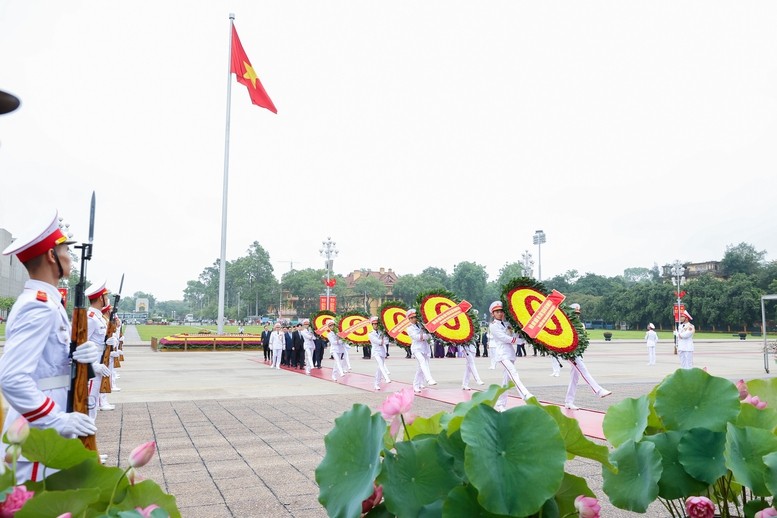 Các đồng chí lãnh đạo Đảng, Nhà nước, nguyên lãnh đạo Đảng, Nhà nước vào Lăng viếng Bác - Ảnh: VGP/Nhật Bắc Các đồng chí lãnh đạo Đảng, Nhà nước, nguyên lãnh đạo Đảng, Nhà nước vào Lăng viếng Bác - Ảnh: VGP/Nhật Bắc