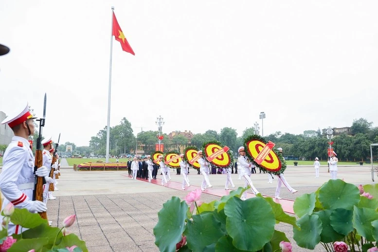 Các đồng chí lãnh đạo Đảng, Nhà nước, nguyên lãnh đạo Đảng, Nhà nước vào Lăng viếng Bác - Ảnh: VGP/Nhật Bắc
