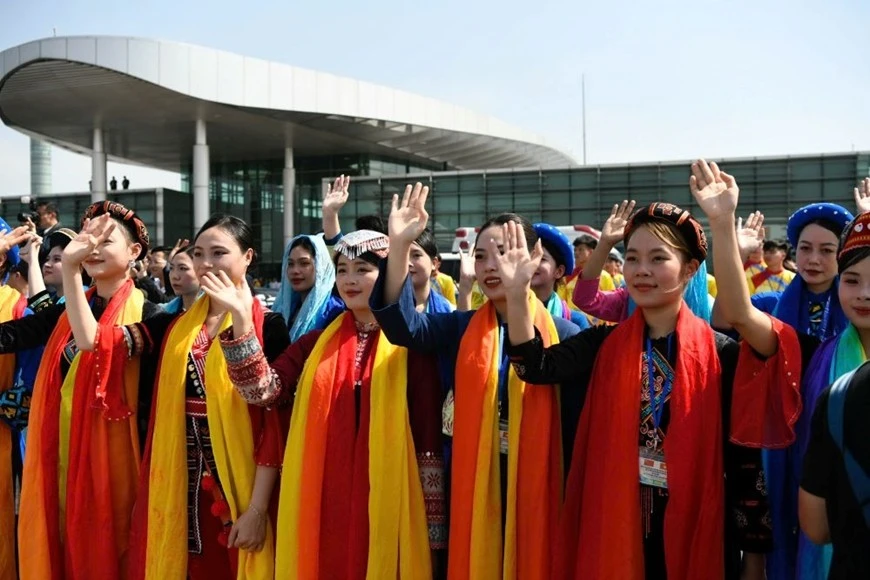 Các thiếu nữ trong trang phục đại diện cho các dân tộc Việt Nam tại lễ tiễn.