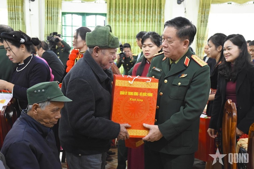 Đại tướng Nguyễn Trọng Nghĩa trao quà tặng các gia đình chính sách, người có công trên địa bàn tỉnh Cao Bằng. Ảnh: ANH MINH