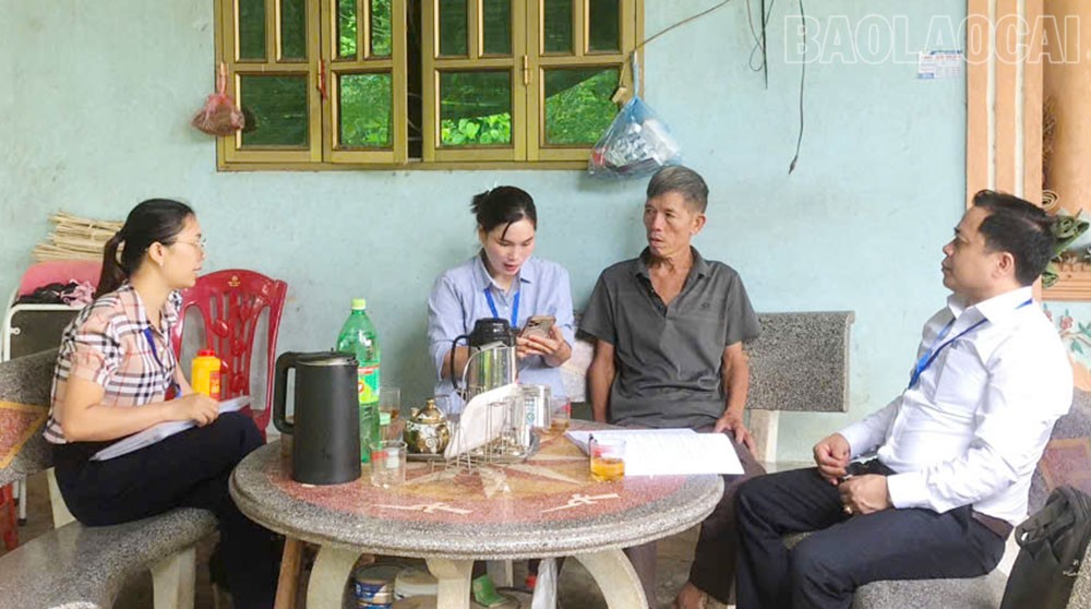 Các điều tra viên thu thập thông tin hộ dân tại thôn Xuân Quang 2, xã Xuân Quang. lc2.jpg