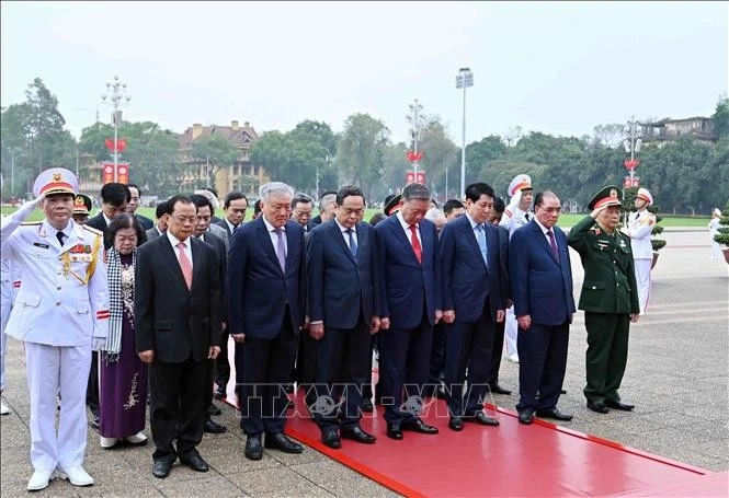 Đoàn đại biểu Lãnh đạo, nguyên Lãnh đạo Đảng, Nhà nước do Tổng Bí thư Tô Lâm dẫn đầu thành kính tưởng niệm Chủ tịch Hồ Chí Minh. Ảnh: An Đăng/TTXVN