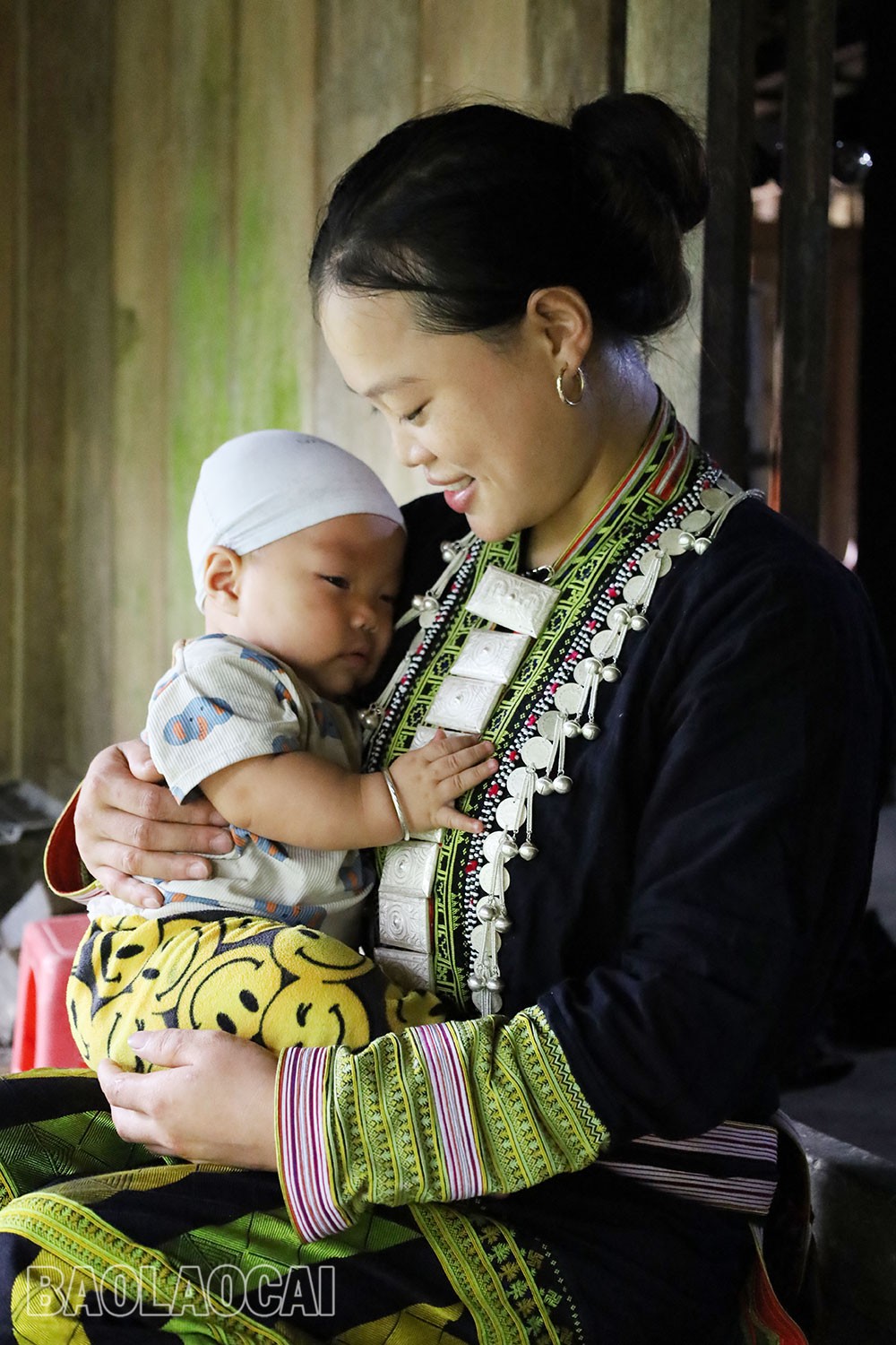 Phụ nữ người Dao vốn quen với việc chăm sóc con cái và chịu nhiều áp lực trước việc phải sinh con trai để nối dõi và chăm sóc, phụng dưỡng khi về già. 13.jpg