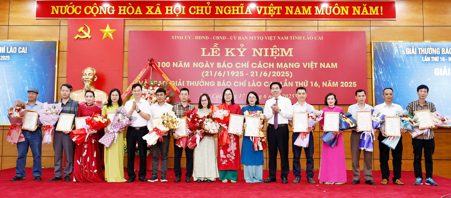 Trao giải C cho các tác giả, nhóm tác giả. g9.jpg