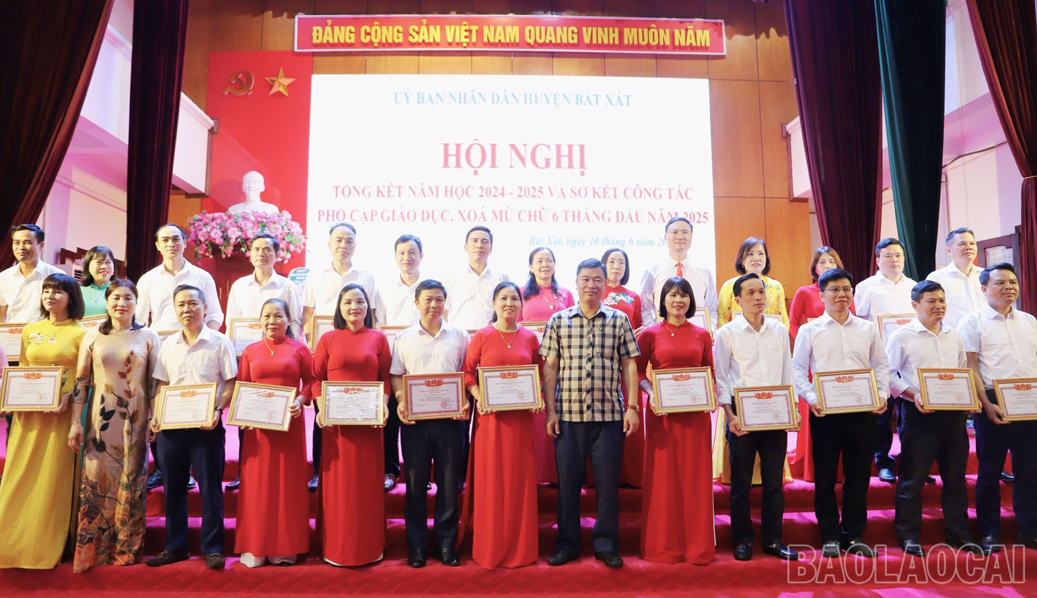 Trao Giấy khen của UBND huyện cho các tập thể, cá nhân đạt thành tích cao trong năm học 2024 - 2025. b2.jpg