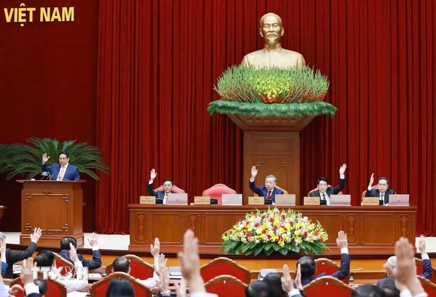 Các đồng chí lãnh đạo Đảng, Nhà nước và các đại biểu biểu quyết thông qua chương trình hội nghị.