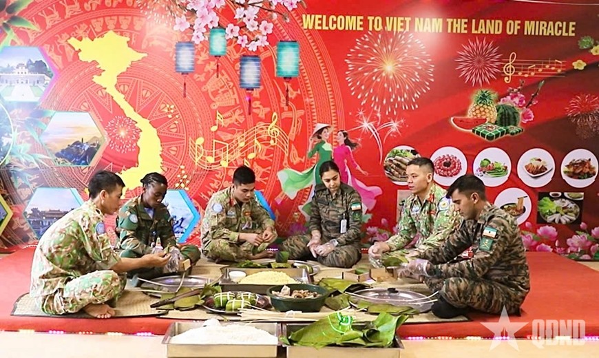 Bánh chưng xanh được các chiến sĩ mũ nồi xanh gói bằng lá chuối rừng châu Phi. Ảnh: HẢI YẾN