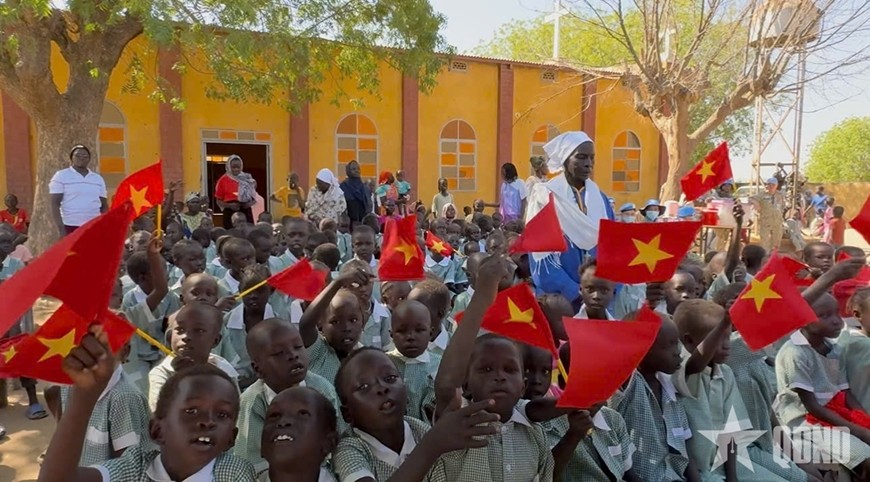 Các em học sinh Abyei vui mừng vẫy cờ Việt Nam. Ảnh: HẢI YẾN