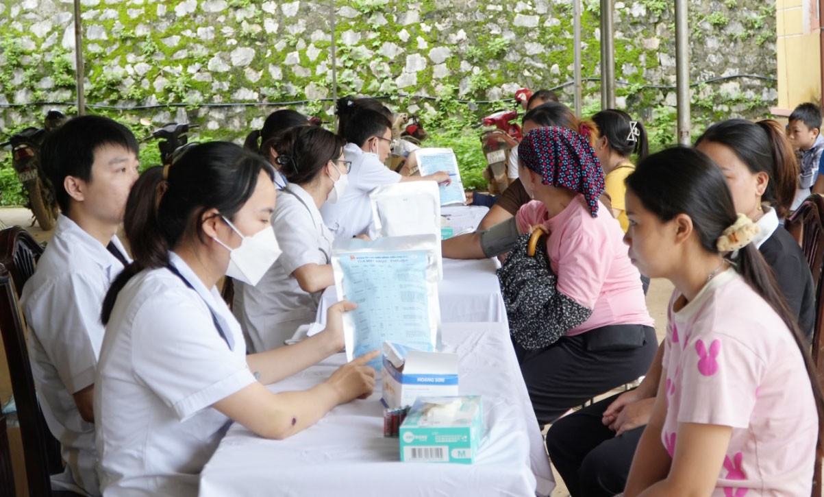Khám, tư vấn sức khỏe và cấp thuốc miễn phí cho người dân. b1.jpg