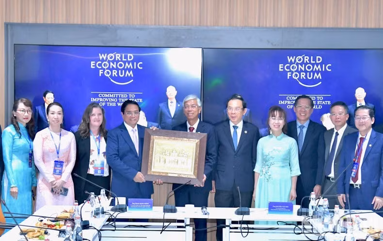 Thủ tướng Phạm Minh Chính tặng quà lưu niệm cho Trung tâm C4IR Thành phố Hồ Chí Minh. (Ảnh: Thanh Giang)